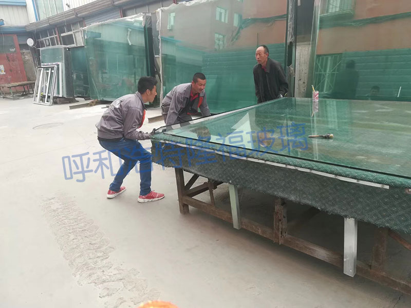 正在加工玻璃現場
